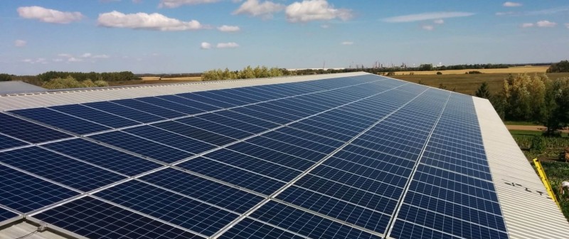 op de grond gemonteerde zonnepanelen