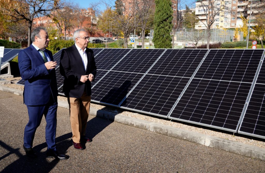 commercieel op de grond gemonteerd zonnestelsel