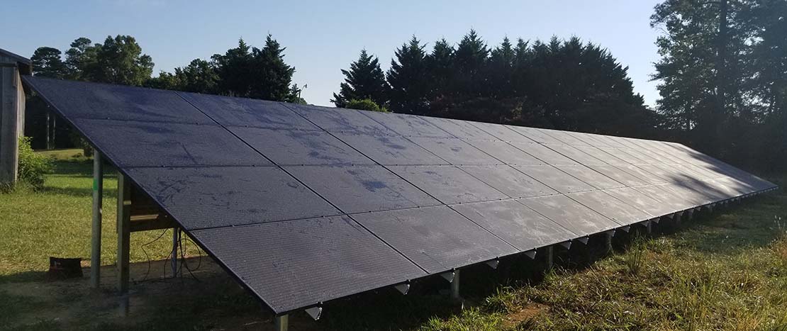 Op de grond gemonteerde zonnepanelen