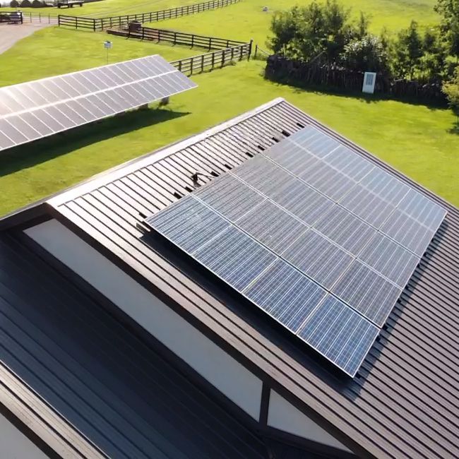 Boston Solar Hoogtepunten Commerciële zonne-installatie op dak in MGM Music Hall in Fenway